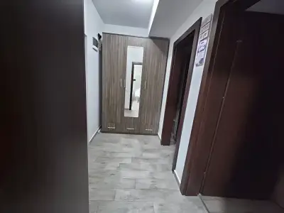 Garsoniera de inchiriere Sector 5 Bucuresti hol cu oglinda